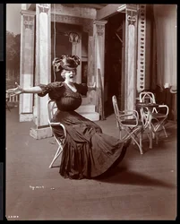 Amelia Summerville i kostym som "Burlesquing Girl of the Golden West", 1906 (silvergelatintryck)